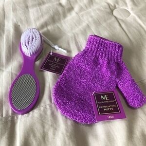 4-in-1 foot care tool and exfoliating mitts
